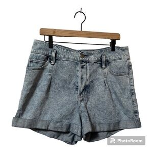 Hollister Ultra-High Rise Mom Short 3” Size 33